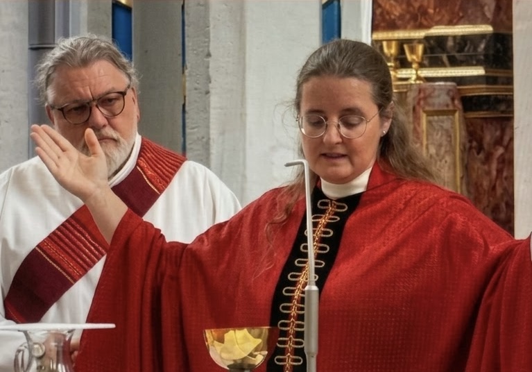 Priesterdarstellerin bei der Feier